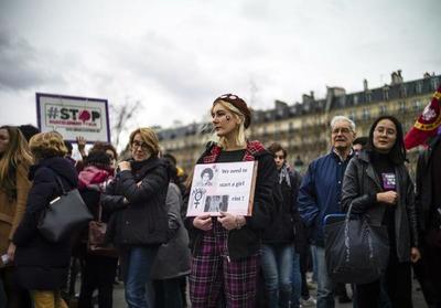Los nombres de mujeres “olvidadas” fueron puestos en las calles de París por feministas