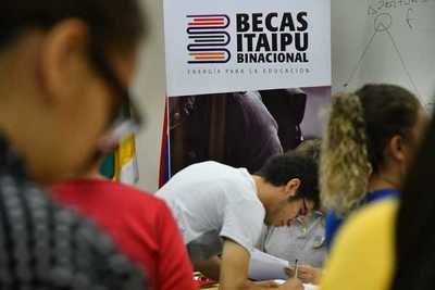 Se realiza firma de Acuerdo de Compromiso Anual y revisión de expedientes de becarios que residen en el interior del país