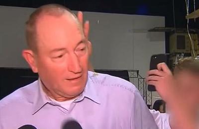 Senador australiano golpea a joven que le reventó un huevo en la cabeza en plena entrevista