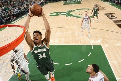 Bucks y Sixers, duelo de playoffs