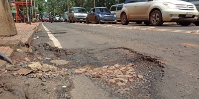 Aparecen numerosos baches en principales calles, tras las lluvias