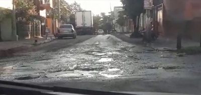 Urgen reparación de calle adyacente a la escuela y colegio España