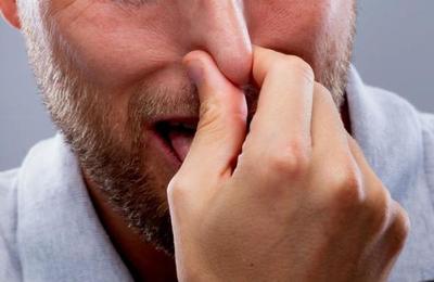 Demandó a su jefe por 'acoso laboral': emitía flatulencias en una oficina que no tenía ventanas