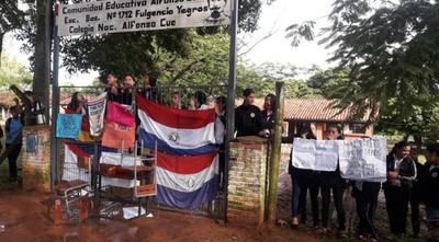 Alumnos toman dos colegios en Horqueta