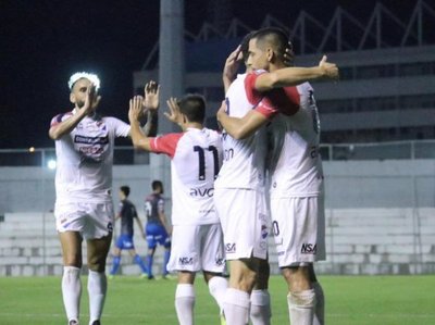 Nacional derrota a San Lorenzo y respira en el campeonato