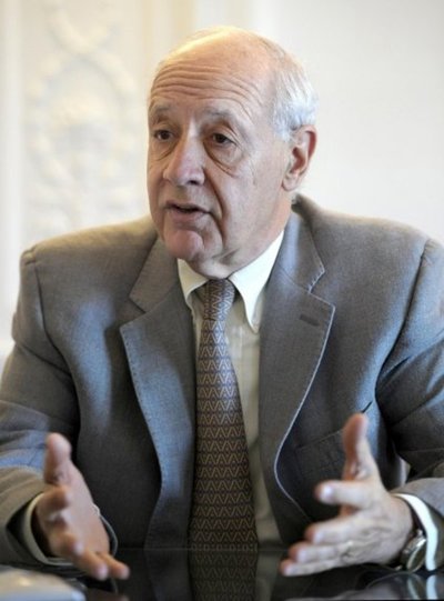 Lavagna se propone como un punto medio entre Macri y Kirchner