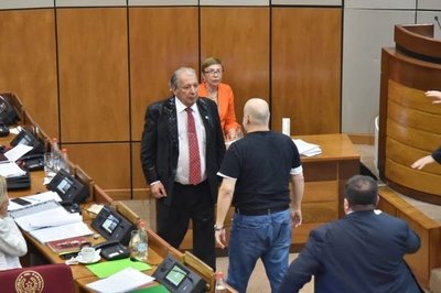 Senado suspende a Cubas
