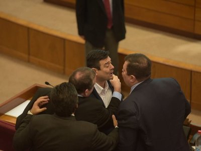 Levantan sesión en Senado tras enfrentamiento entre liberales