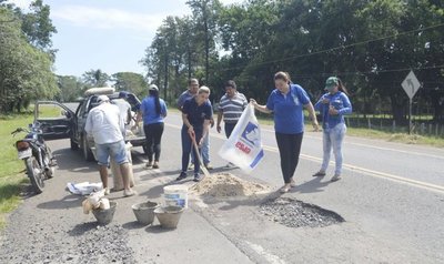 Funcionarios municipales reparan parte de la Ruta 11