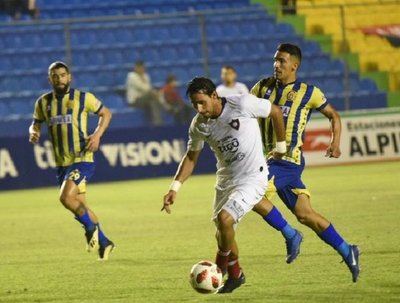 Deportivo Capiata y el palo a la ruda a Cerro Porteño