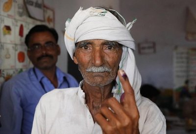 Se corta un dedo, tras haberse equivocado en su voto