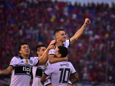 Olimpia castiga duro a Cerro y acaricia el tricampeonato