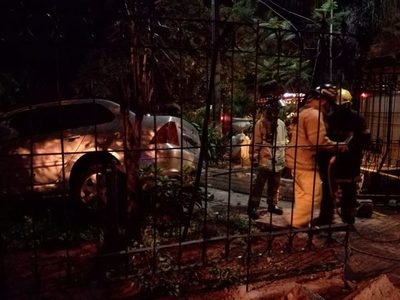 Accidentes, uno fue a parar en el patio de la catedral y otro cerca de local de bomberos