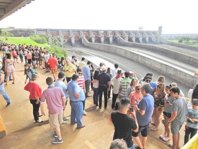 Represas binacionales recibieron masivas visitas en días santos