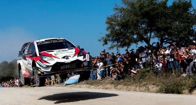 Galanti y Toyotoshi con la bandera tricolor en el WRC