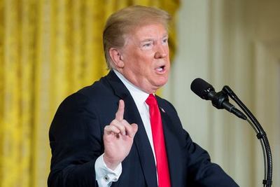 Trump critica a Twitter en un tuit, pide unas redes sociales "más justas"