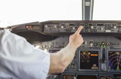 Piloto y controladora aérea intercambian insultos tras estar a punto de chocar en Argentina