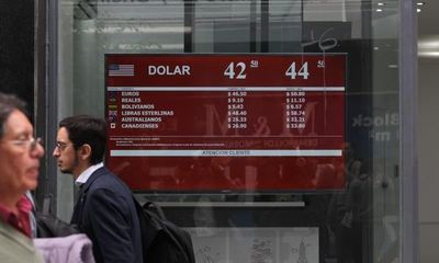 Argentina vive un "miércoles negro" con el dólar y prima de riesgo disparados