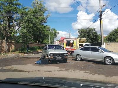 Cayó en cráter y rompió su tren delantero