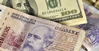 El dólar abre al alza en Argentina y la prima de riesgo pasa los 1.000 puntos