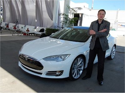 Musk acepta no publicar en Twitter información sobre de Tesla