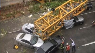Derrumbe de grúa de construcción sobre vehículos deja cuatro muertos