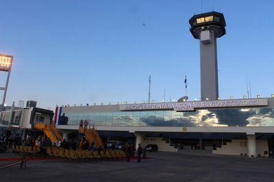 Piden suspender viajes aéreos en primera clase para autoridades