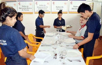 Capacitan a jóvenes para acceder al primer empleo