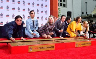 Estrellas de “The Big Bang Theory” dejan sus huellas en el cemento de Hollywood