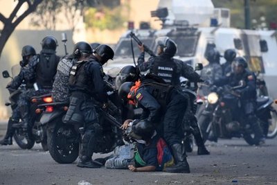 Muere una mujer por disparo en protestas contra Maduro