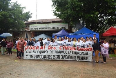 Huelga “hasta que renuncie directora”