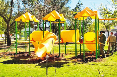 Instalan parques infantiles en plazas