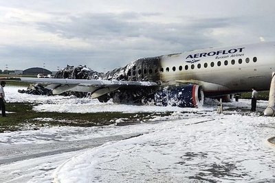 Elevan a 41 los muertos por accidente aéreo en Moscú