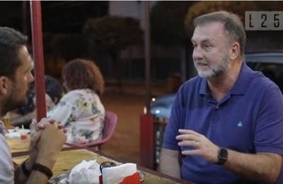 El Ministro de Hacienda Benigno Lopez habla de Política mientras prepara un lomito