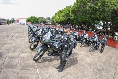 Entregan 100 motocicletas al grupo Lince y 10 ambulancias a Salud