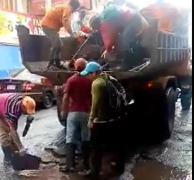 Bachearon al mejor estilo de colocador de pisos de obras