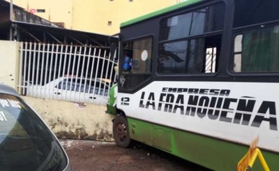 Quedó sin frenos, rozó un vehículo y embistió por una muralla