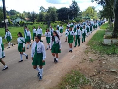 Desfile en honor a la patria y la madre en Paso Yobái