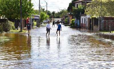 Lento retroceso de aguas en barrios