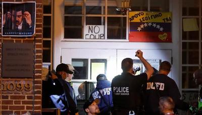 Policía de EE.UU. intenta desalojar embajada de Venezuela ocupada por chavistas
