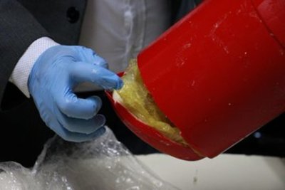 Interceptan envíos de cocaína ocultos en termos forrados y utensilios de cocina