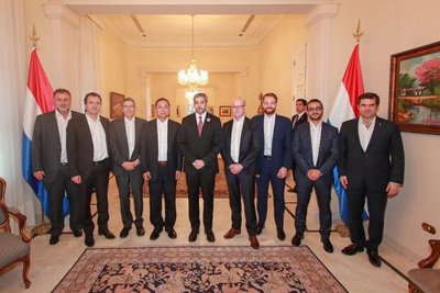 Presidente Abdo Benítez recibió a miembros del directorio del FMI