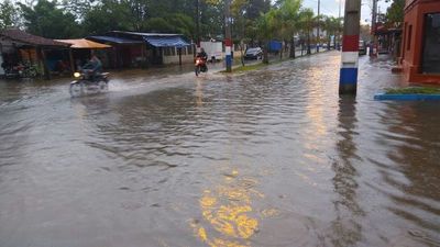 Río Paraguay sigue creciendo y desplaza a más de 12.500 familias en Asunción
