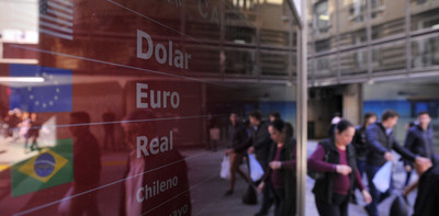 Argentina: El dólar abrió en alza y baja el riesgo país