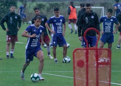 Ni la lluvia detuvo a la Albirroja