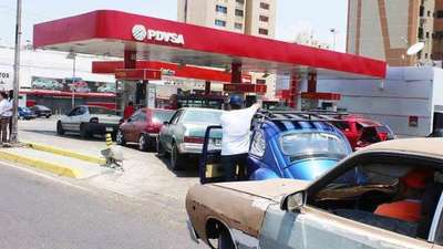 Venezuela sin gasolina ni dinero y suspenden clases
