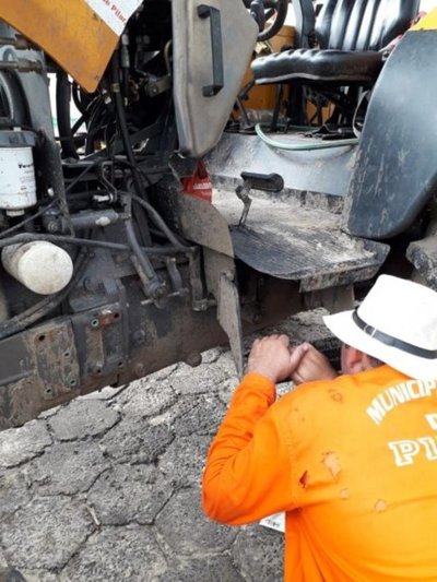 Dañaron tractor que movilizaba motobomba de desagüe en Pilar