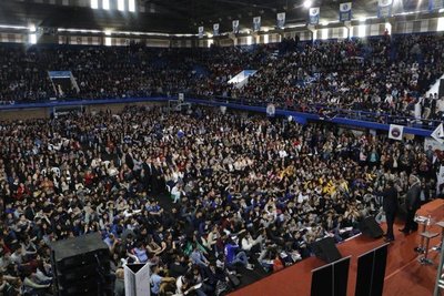 ¿Quién financió la disertación de Maxwell a docentes y estudiantes?