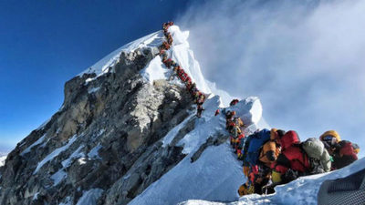 Récord histórico de subida al Everest