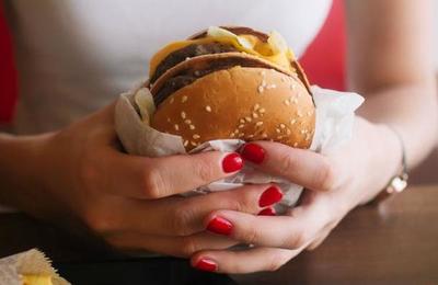 Mujer dio a luz en un restaurante de comida rápida y después pidió una hamburguesa